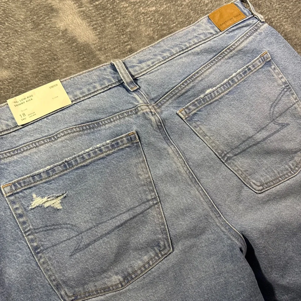 American Eagle 90s Low-Rise Skinny Kick Jeans Dream Blue Split Hem 18 34W NEW